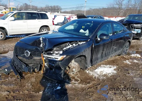 2022 Volvo S60 B5 R-Design z USA, uszkodzony, nr VIN 7JRL12TM2NG154522